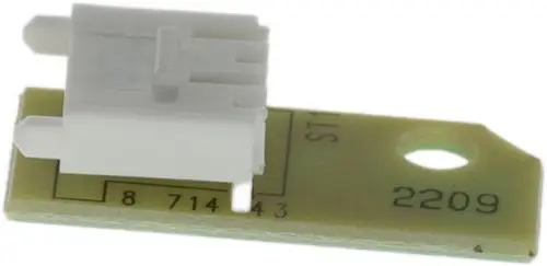 Weißer Kunststoffstecker auf einer grünen Leiterplatte mit zwei Anschlussstiften, beschriftet mit Zahlen. Hersteller ist Bosch.